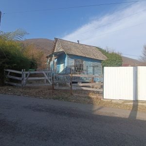 Земельный участок в пос. Шхафит с домиком